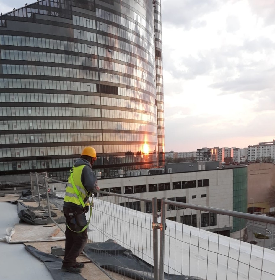 Zachód słońca na dachu Skanska